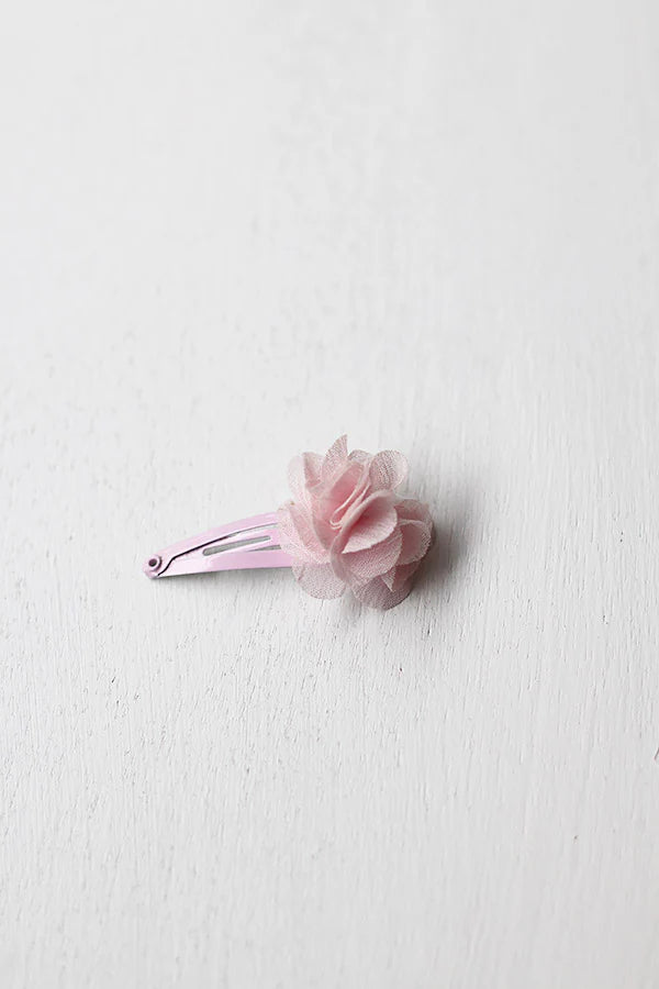 Pince cheveux bébé avec fleur rose en tissu. Parfait pour sublimer une coiffure d'enfant à l'occasion d'une cérémonie. Boutique Fil de Légende à Paris, Neuilly-sur-Seine.