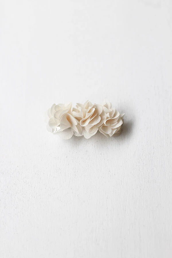 Pince cheveux fille avec trois fleurs en tissu ivoire. Parfait pour sublimer la coiffure d'une petite fille à l'occasion d'une cérémonie. Boutique Fil de Légende à Paris, Neuilly-sur-Seine.