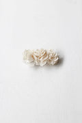 Pince cheveux fille avec trois fleurs en tissu ivoire. Parfait pour sublimer la coiffure d'une petite fille à l'occasion d'une cérémonie. Boutique Fil de Légende à Paris, Neuilly-sur-Seine.