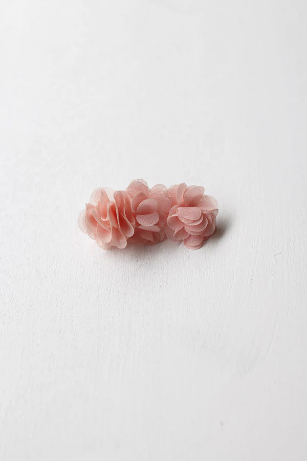 Pince cheveux fille avec trois fleurs en tissu rose. Parfait pour sublimer la coiffure d'une petite fille à l'occasion d'une cérémonie. Boutique Fil de Légende à Paris, Neuilly-sur-Seine.