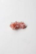 Pince cheveux fille avec trois fleurs en tissu rose. Parfait pour sublimer la coiffure d'une petite fille à l'occasion d'une cérémonie. Boutique Fil de Légende à Paris, Neuilly-sur-Seine.