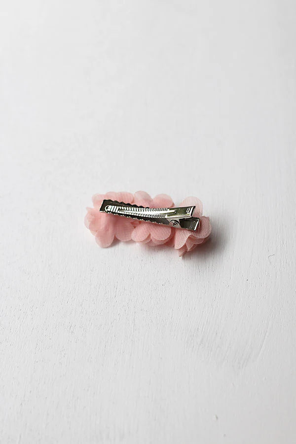 Pince cheveux fille avec trois fleurs en tissu rose. Parfait pour sublimer la coiffure d'une petite fille à l'occasion d'une cérémonie.