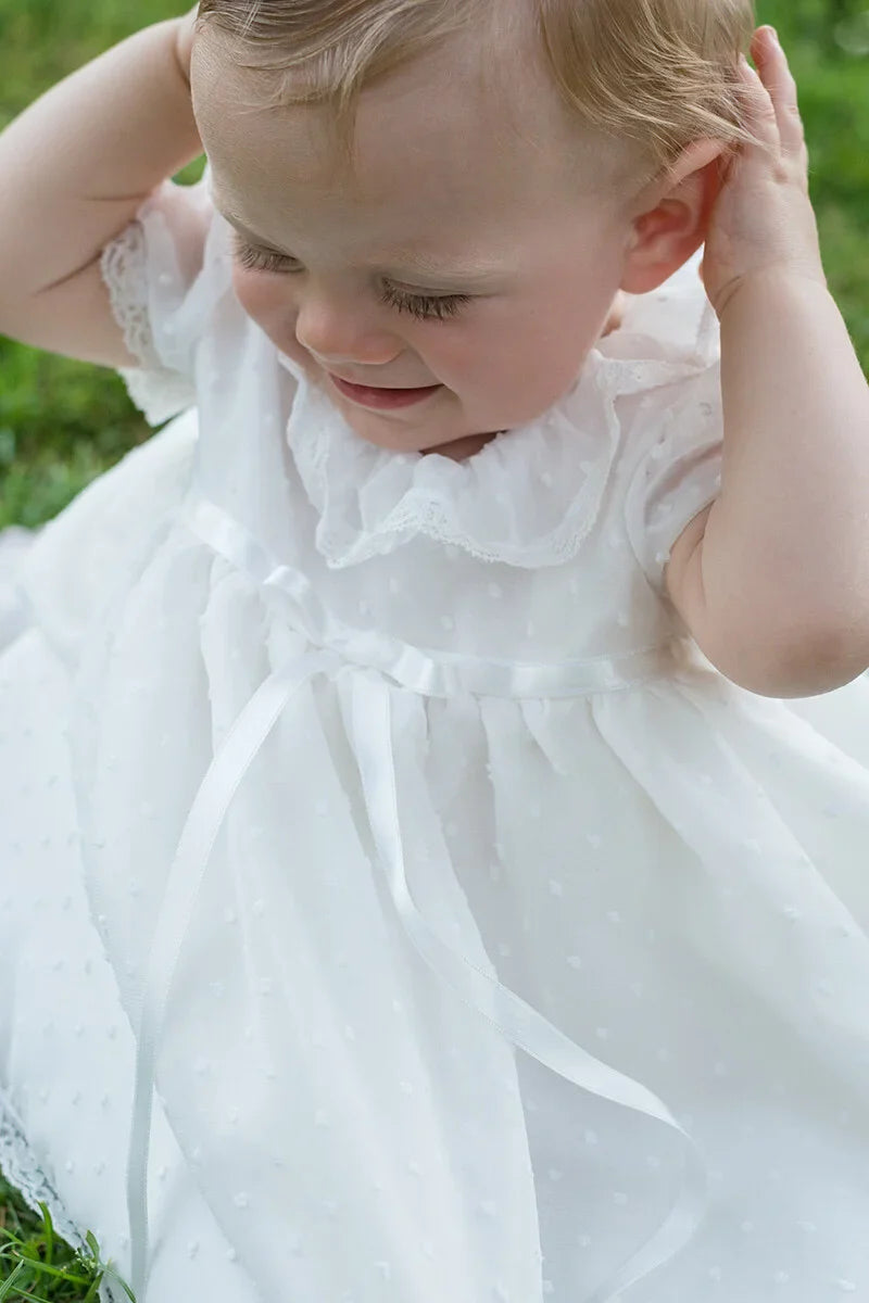 Robe de baptême bébé fille en voile plumetis doublé coton. Modèle été manches courtes. Création française Fil de Légende. Photo de la collerette.
