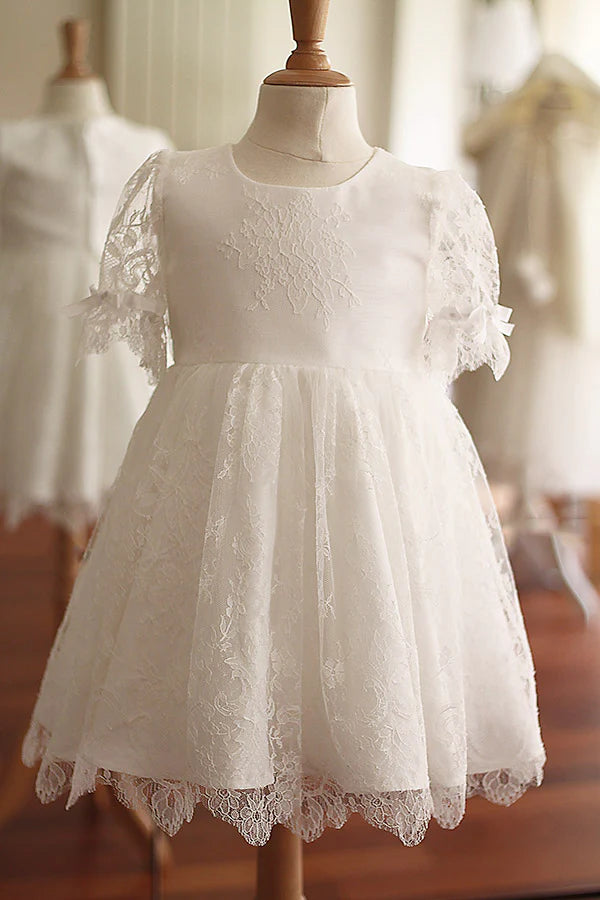 Robe de baptême fille en dentelle fine avec manches, corsage et jupe en dentelle. Cousu main en France. Photo de la robe sur mannequin de couture.