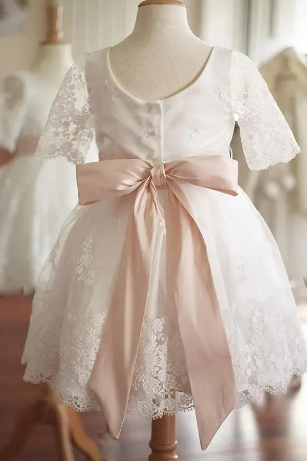 Robe de baptême fille et tenue de cérémonie pour bébé en tulle brodé italien, doublée satin. Création française Fil de Légende, confection haut de gamme. Robe vue de dos avec une ceinture rose.