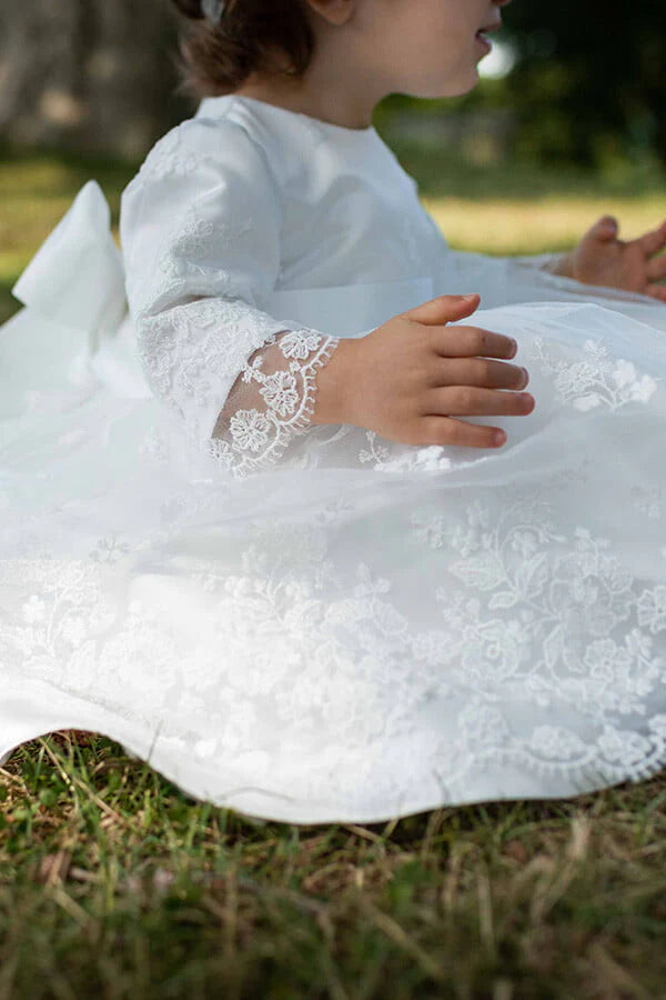Robe de baptême et de cérémonie pour bébé et petite fille, en tulle brodé blanc cassé doublé de satin. Robe automne-hiver manches longues. Création française Fil de Légende. Photo des manches en dentelle.