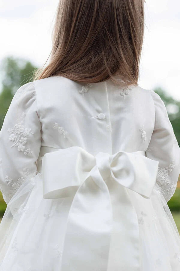 Robe de baptême et de cérémonie pour bébé et petite fille, en tulle brodé blanc cassé doublé de satin. Robe automne-hiver manches longues. Création française Fil de Légende. Photo du dos de la robe.