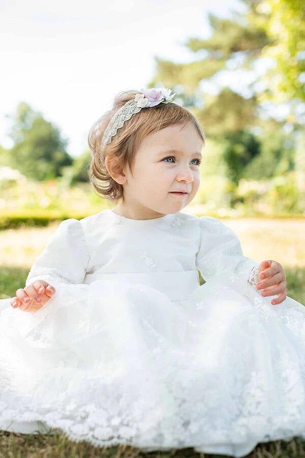 Robe de baptême et de cérémonie pour bébé et petite fille, en tulle brodé blanc cassé doublé de satin. Robe automne-hiver manches longues. Création française Fil de Légende. Photo de la robe vue de face.