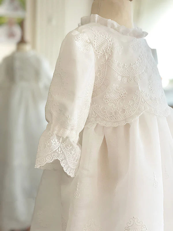 Robe de baptême traditionnelle en mousseline de coton brodé. Robe manches longues. Cousu main en France. Photo des manches.