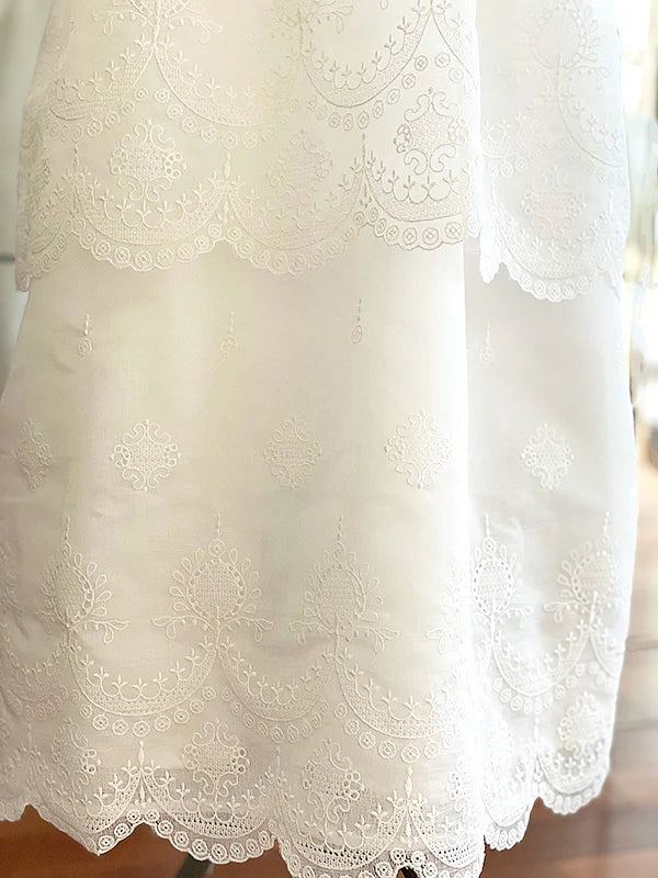 Robe de baptême traditionnelle en mousseline de coton brodé. Robe manches longues. Cousu main en France. Photo de la jupe.