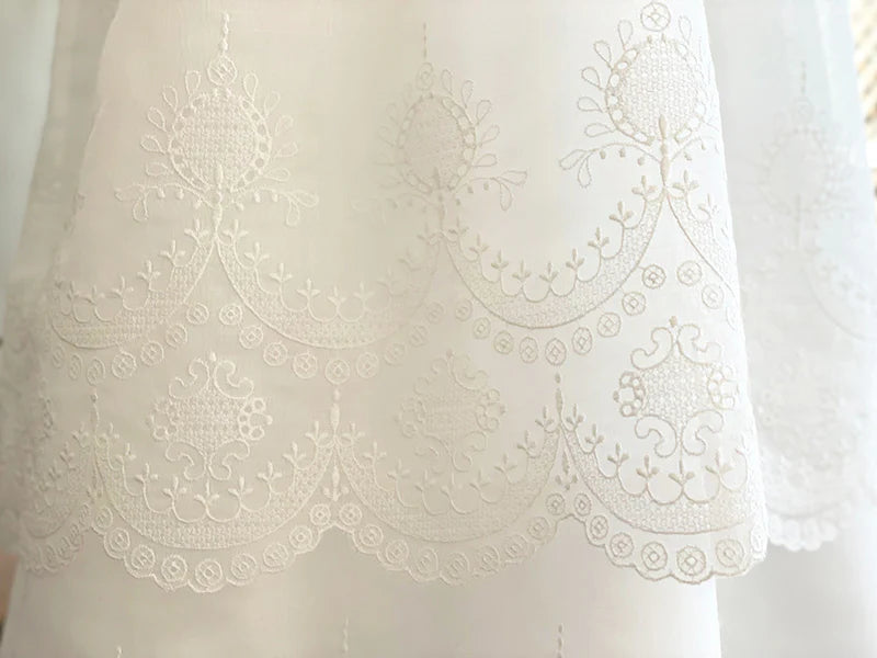 Robe de baptême traditionnelle en mousseline de coton brodé. Robe manches longues. Cousu main en France. Photo du tissu brodé.