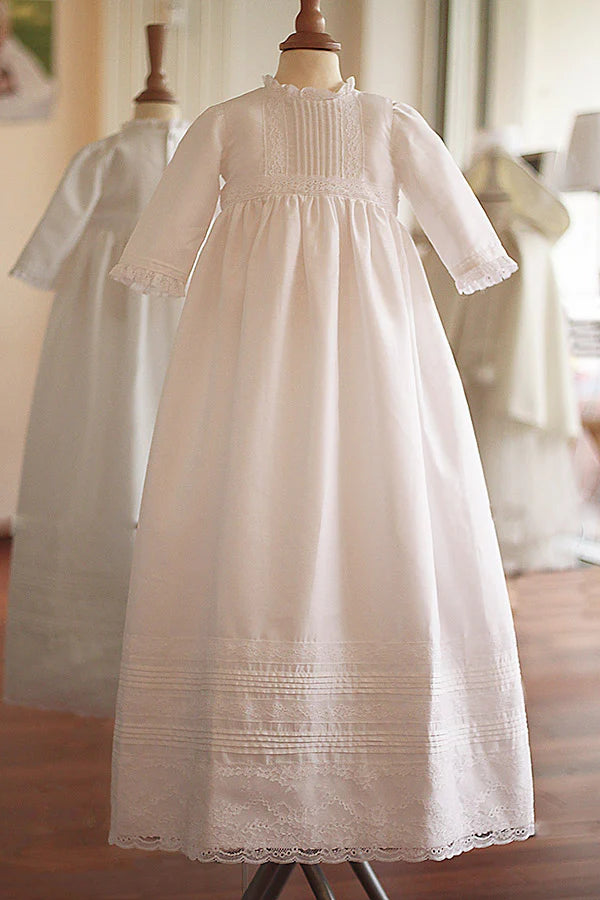 Robe baptême traditionnelle mixte pour bébé fille ou garçon en coton blanc et dentelle de Calais. Modèle manches longues. Création française Fil de Légende. Disponible en ligne ou en boutique showroom à Paris, Neuilly-sur-Seine.