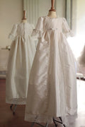 Robe de baptême traditionnelle bébé fille en soie et dentelle dans un style princesse. Cousu main en France. Boutique Fil de Légende à Paris, Neuilly-sur-Seine.
