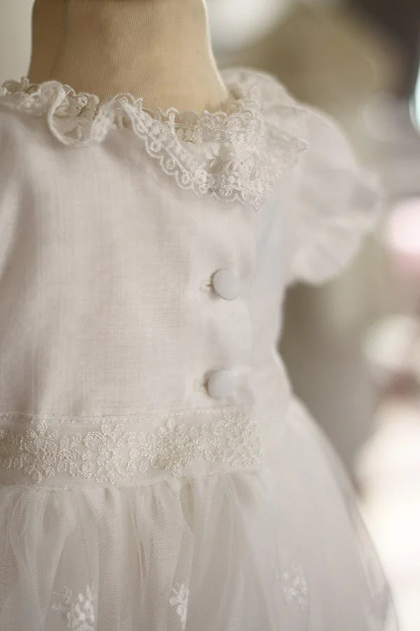 Robe de baptême traditionnelle bébé fille Gloria en tulle brodé, dentelle et mousseline de coton blanc cassé. Création française Fil de Légende. Photo du dos du corsage.