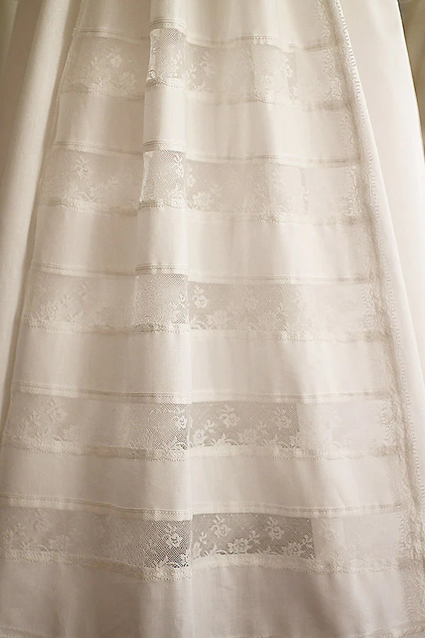 Robe de baptême traditionnelle bébé en coton et dentelle de Calais blanc cassé. Modèle manches longues. Création française Fil de Légende. Photo de la dentelle de Calais.