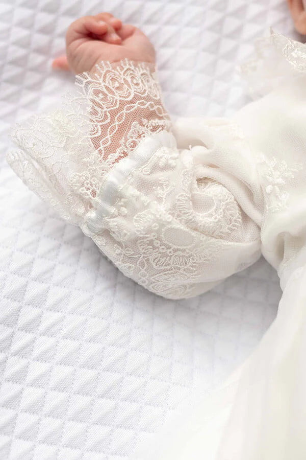 Robe de baptême traditionnelle bébé fille en tulle souple brodé et dentelle doublée coton. Création française Fil de Légende. Photo des manches.