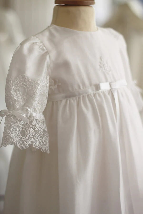 Robe de baptême traditionnelle bébé fille en tulle souple brodé italien et dentelle doublée coton. Modèle manches longues. Création française Fil de Légende.  Photo des manches.