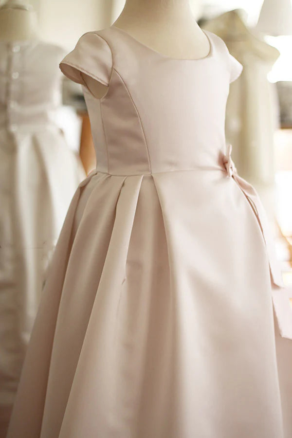 Robe longue de cérémonie fille en satin crème et noeud rose. Cousu main en France. Photo du corsage.