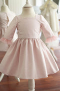 Robe de fête et cérémonie pour petite fille en tissu broché rose et or de fabrication française. Boutique Fil de Légende à Paris, Neuilly-sur-Seine.